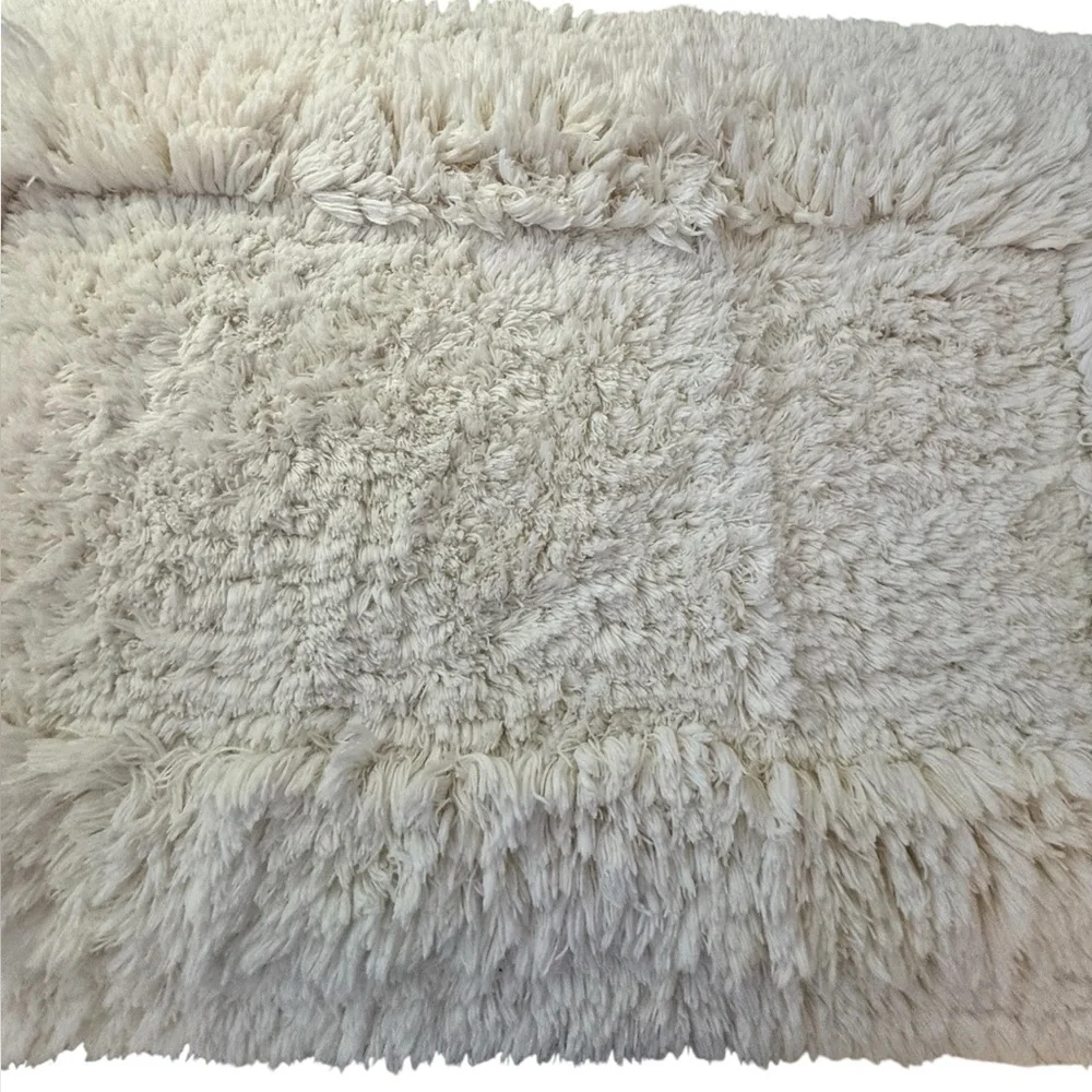 Crate & Barrel Raffee White Fluffy Cotton Bath‎ Mat 2ft x 3ft